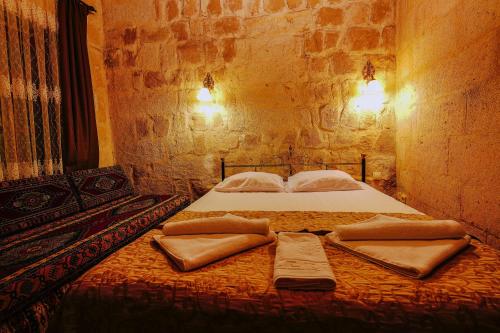 Alaca Cave Cappadociaにあるベッド