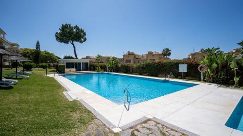 Mediterranean apt with seaview, 365-Day open pool and walking distance to the beach