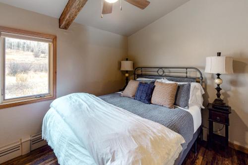 sypialnia z łóżkiem i oknem w obiekcie Snowmass Village 19E w mieście Snowmass Village