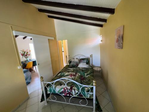 1 dormitorio pequeño con 1 cama en una habitación en Paradis le Clodyo, en Sainte-Rose