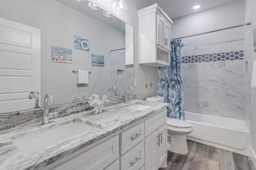 ein weißes Bad mit einem Waschbecken und einem WC in der Unterkunft Vacation's Callin' on Ports O Call in Padre Island