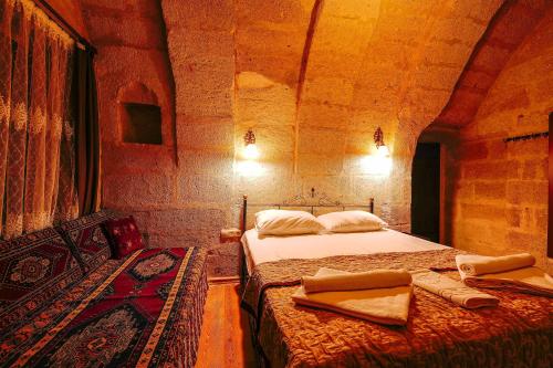 Alaca Cave Cappadociaにあるベッド