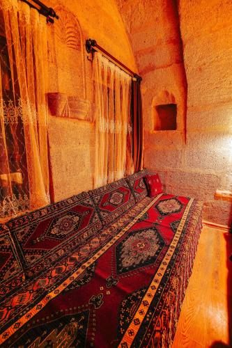 Alaca Cave Cappadociaにあるベッド