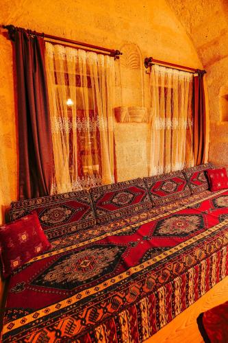 Alaca Cave Cappadociaにあるベッド