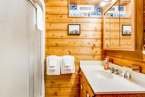 een badkamer met een wastafel en een spiegel bij Three Bears Lodge in Boulder Junction