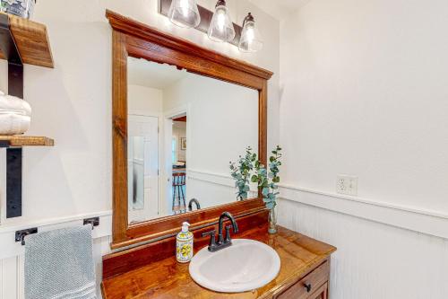 ein Badezimmer mit Waschbecken und Spiegel in der Unterkunft Cookie Cottage in Black Mountain