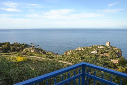 a view of the ocean from a blue fence at B&B Talìa in Scopello