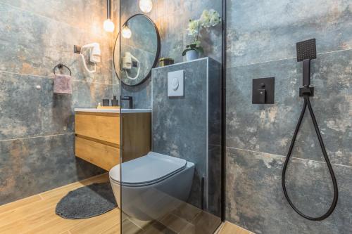 La salle de bains est pourvue d'une douche, de toilettes et d'un lavabo. dans l'établissement Apartmani Nikola, à Baška Voda