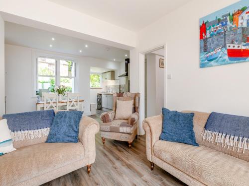 a living room with two couches and a kitchen at Happy House in Bevendean