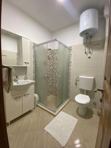 Koupelna v ubytování Robi Apartments