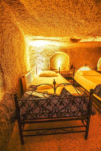 Alaca Cave Cappadociaにあるベッド
