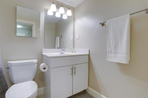 La salle de bains est pourvue de toilettes, d'un lavabo et d'un miroir. dans l'établissement Spectacular Condo at Crystal CIty With Pool/Gym, à Arlington