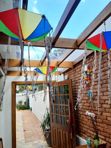 a patio with umbrellas hanging from a roof at Casa Espetacular no Centro de Diamantina in Diamantina