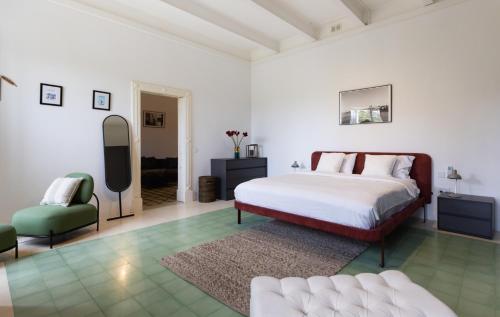 ein Schlafzimmer mit einem Bett, einem Stuhl und einem Spiegel in der Unterkunft Stylish Apartment steps from the Capital in Floriana