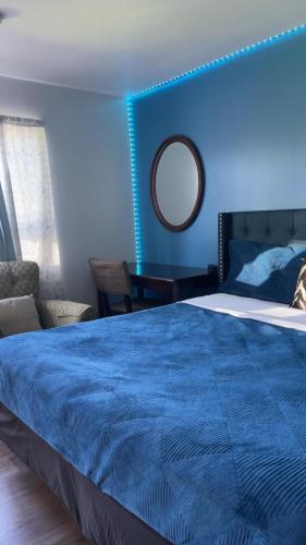Ένα ή περισσότερα κρεβάτια σε δωμάτιο στο Crestwood Motel