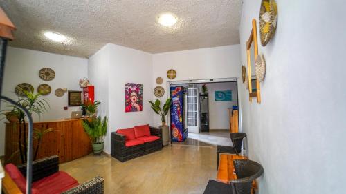 ein Wohnzimmer mit einem roten Sofa und Stühlen in der Unterkunft Belvedere Hotel parga in Parga