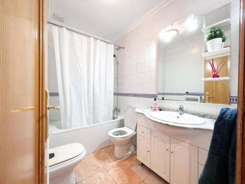 トレビエハにあるApartamento en Torreviejaの白いバスルーム(トイレ、シンク付)