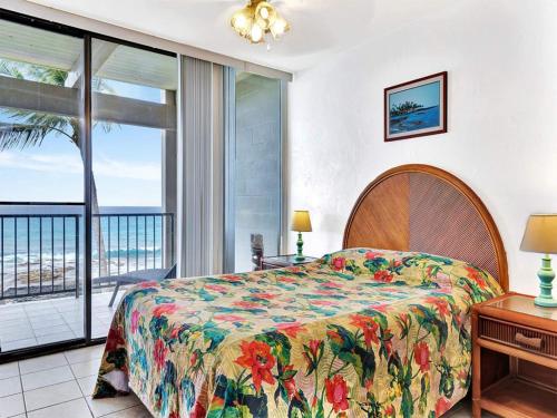1 dormitorio con cama y vistas al océano en Kona Bali Kai #316, en Kailua-Kona