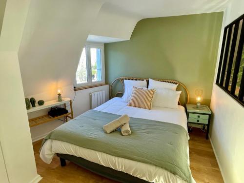 um quarto com uma cama com duas toalhas em Rochecorbon - Bouchon de Loire em Rochecorbon