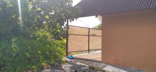 a fence in front of a building with a gate at FAKARAVA - Teariki Lodge 1 in Fakarava