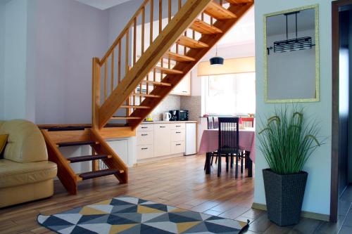 sala de estar con escalera y cocina en U Przyjaciół, en Żarnowska