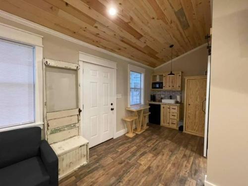 グレナダにあるJaxsonville Southern Guesthouseの木製の天井の広いリビングルーム、キッチンが備わります。