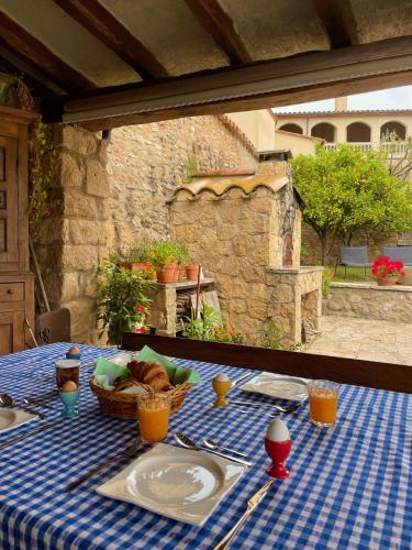 a table with a blue and white checkered table cloth at Mas Feliu Turismo Rural in Pujals dels Cavallers