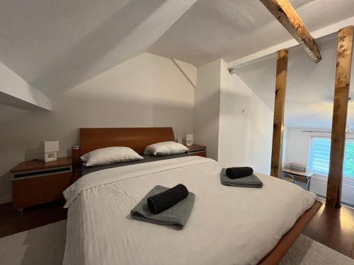 ein Schlafzimmer mit einem Bett mit zwei Handtüchern darauf in der Unterkunft Apartman Stupe in Livno