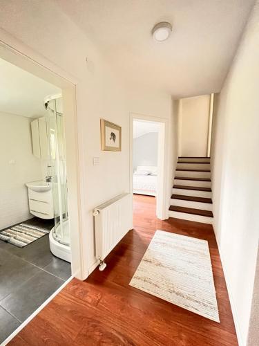 Zimmer mit einer Treppe und einem Bad mit einem Waschbecken in der Unterkunft Apartman Stupe in Livno