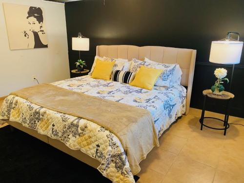 Ένα ή περισσότερα κρεβάτια σε δωμάτιο στο Tranquil Palm Springs Villa, Saltwater Pool, Magical View, Minutes to Downtown, Sleeps 8