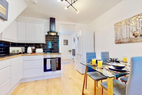 Kuchyň nebo kuchyňský kout v ubytování Charming Victorian Terrace House Quick Walk to Station