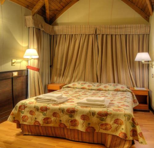 Tempat tidur dalam kamar di Hotel Villa Brescia