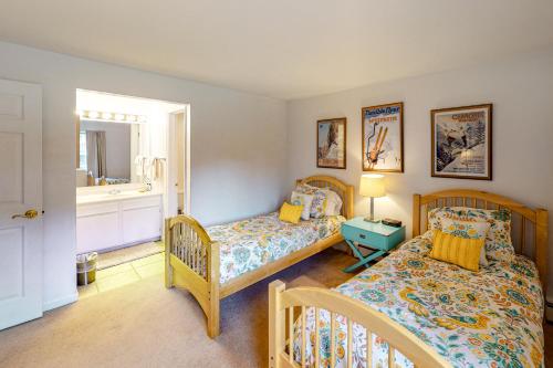sypialnia z 2 łóżkami i lustrem w obiekcie Snowmass Village 14A w mieście Snowmass Village