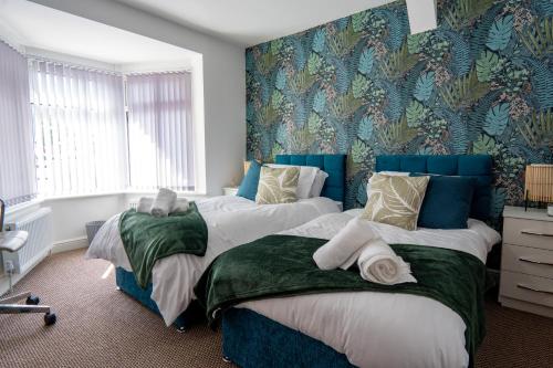 Voodi või voodid majutusasutuse Heartland House, 7 Spacious Bedrooms Sleeps 4 plus, near NEC, JLR,BHX toas