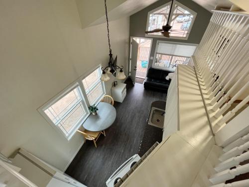 einen Blick über ein Wohnzimmer mit einer Treppe in der Unterkunft Cedar Tiny Home in Woodland Park
