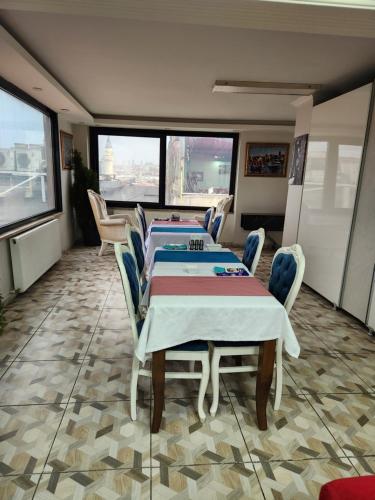 een eetkamer met een tafel en stoelen bij sea star duran apart in Istanbul