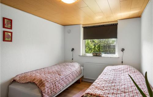 1 dormitorio con 2 camas y ventana en Awesome Home In Thyborn With Wifi en Thyborøn