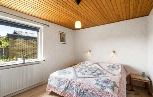 un dormitorio con una cama y una ventana en Awesome Home In Thyborøn With Wifi, en Thyborøn
