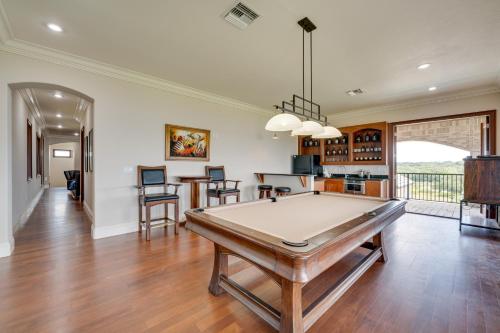 Fotografie z fotogalerie ubytování Groveland Home with Pool Luxurious Lakefront Oasis! v destinaci Groveland