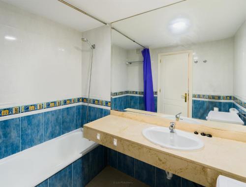 コラレホにあるOasis vistamarのバスルーム(シンク、バスタブ、鏡付)