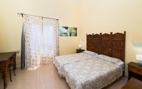 een slaapkamer met een bed, een dressoir en een tafel bij Oasis vistamar in Corralejo