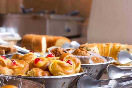 een bosje gebakjes in pannen op een tafel bij América Bittar Hotel in Brasilia