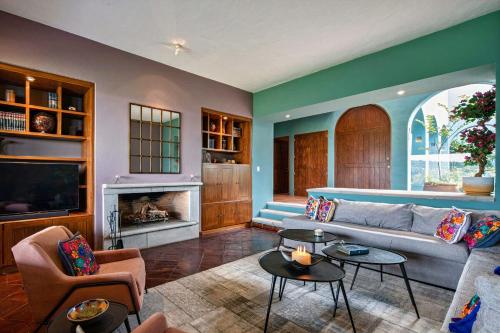 HOLT Balcones Guesthouse - Two Double Beds Room في سان ميغيل دي الليندي: غرفة معيشة مع أريكة ومدفأة
