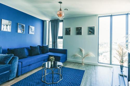 een blauwe woonkamer met een blauwe bank bij Luxury Apartment Retreat - FREE Netflix And Wifi in Birmingham