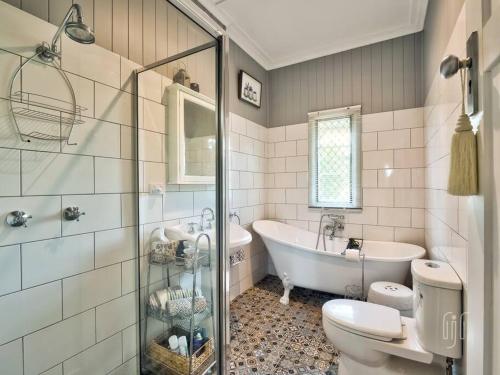 La salle de bains est pourvue d'une baignoire, de toilettes et d'un lavabo. dans l'établissement Drift-Inn Cottage, self contained country escape., à Kandanga