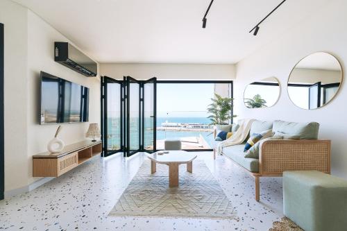 een woonkamer met een bank en een tafel bij Designer Seaview Condo in Gleem in Alexandrië