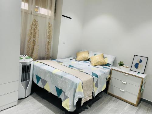 - une chambre avec un lit doté d'une couette bleue et jaune dans l'établissement Fantastico Apartamento Centro, à Madrid