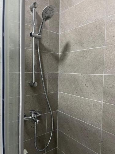 La salle de bains est pourvue d'une douche avec un pommeau de douche. dans l'établissement Fantastico Apartamento Centro, à Madrid