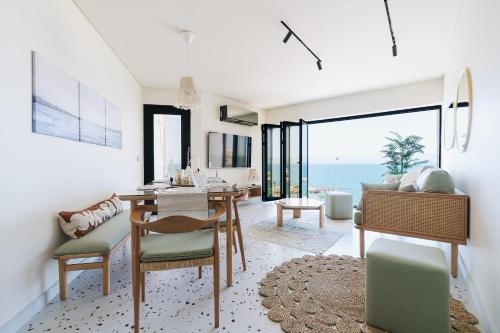 Posezení v ubytování Nabeel Homes - Designer Seaview Condo - 208