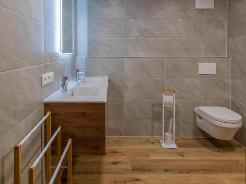 La salle de bains est pourvue d'un lavabo et de toilettes. dans l'établissement Schlafhamhof, à Hopfgarten im Brixental